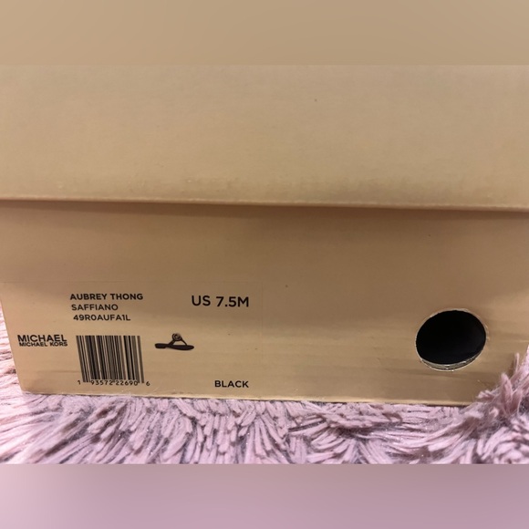 Micheal Kors Aubrey Thong Sandals - Great condition - Picture 6 of 6